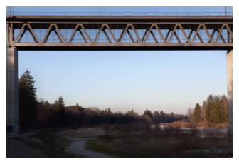 o. T. | Brücke mit Fußgängern über Landschaft | 2017